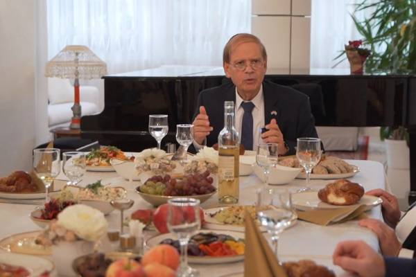 Egy asztalnál ünnepelt Jakov Hadas-Handelsman a zsidó közösségek elnökeivel